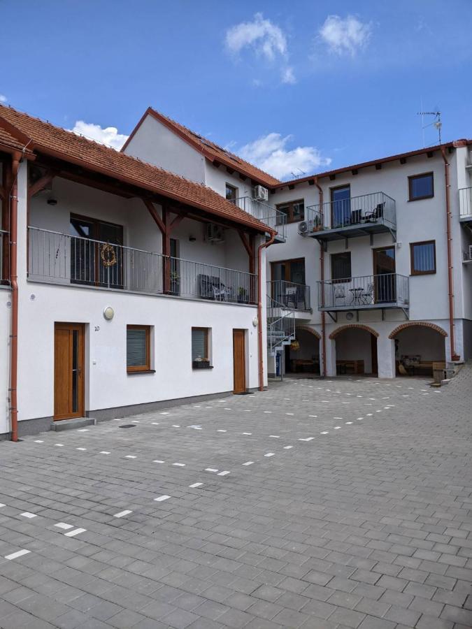 Rv Apartman Mikulov Bagian luar foto